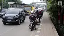 Pengendara motor melawan arah saat terjadi kemacetan di Jalan Daan Mogot, Jakarta, Jumat (23/3). Selain itu tindakan melawan aturan ini juga malah menambah kemacetan. (Liputan6.com/Arya Manggala)