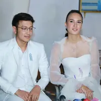 Resepsi pernikahan Nadine Chandrawinata dan Dimas Anggara (Adrian Putra/bintang.com)