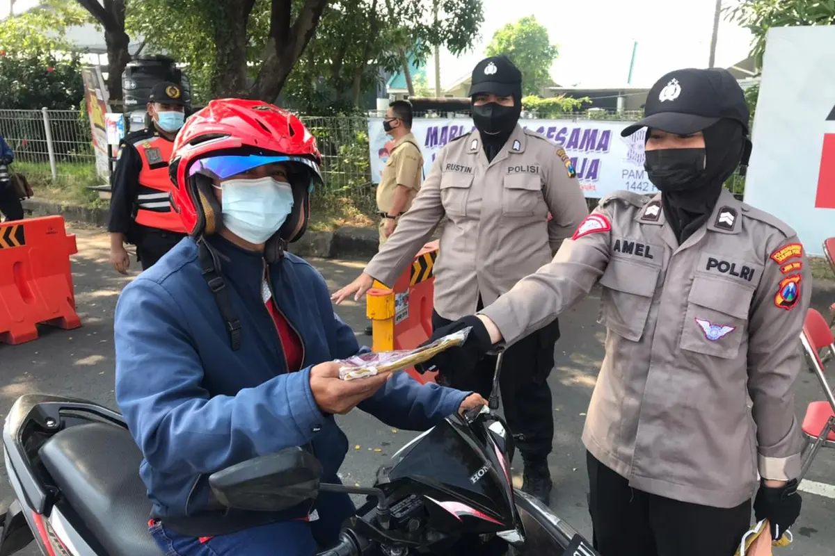 Petugas Polda Jatim mengkampayekan prokes di Bangkalan. (Dian Kurniawan/Liputan6.com)