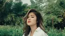 Memadukan kemeja putih dengan celana jeans memang tak ada matinya. Gaya kasual Ochi Rosdiana ini tentunya bisa ditiru untuk hangout. (Liputan6.com/IG/@ochi24)