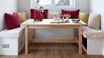 Nook atau ruang kecil yang terletak di samping jendela adalah lokasi yang ideal untuk menempatkan meja makan kecil. Letaknya yang menjorok tak mengganggu ruang gerak penghuni. (foto: house to home)