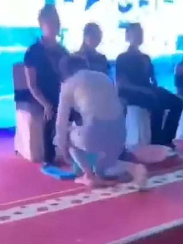 Bos Ini Cuci Kaki Karyawannya, Alasannya Bikin Haru