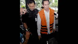 Wawan diperiksa terkait kasus korupsi pengadaan alat kesehatan di Kota Tangerang Selatan, Jumat (12/12/2014). (Liputan6.com/Miftahul Hayat)