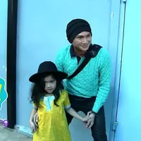 Anji melakukan berbagai kegiatan untuk menghabiskan waktu bersama anaknya, Leticia. Anji ajak Leticia hujan-hujanan, Sheila Marcia pun tidak protes.