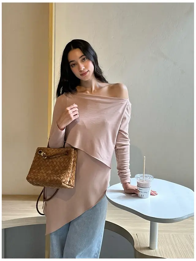 6 Outfit Ameera Khan dengan Padu Padan Jeans, Inspirasi Gaya Effortless Chic
