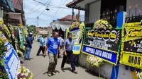 Kediaman Max Sopacua di Bogor ramai oleh pelayat dan karangan bunga. (Liputan6.com/Achmad Sudarno)