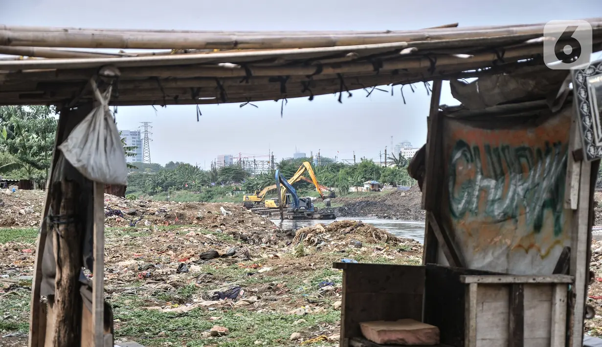 Petugas Dinas SDA Provinsi DKI Jakarta menggunakan alat berat saat mengeruk lumpur di Kali Ciliwung Segmen Kanal Banjir Barat (KBB), Tanah Abang, Kamis (30/9/2021). Gerebek Lumpur dilakukan secara serentak di lima wilayah Ibu Kota. (merdeka.com/Iqbal S. Nugroho)