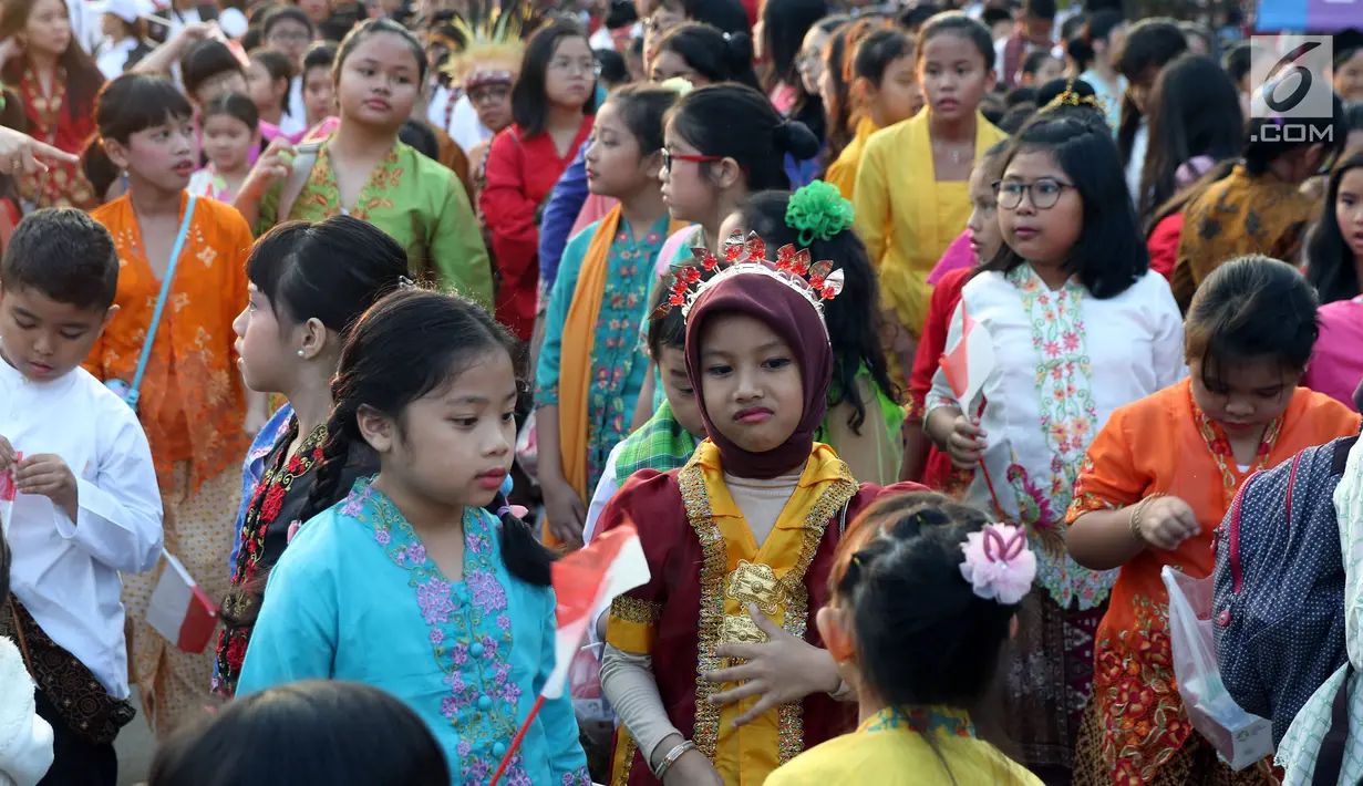 Ratusan anak-anak berkumpul saat gelaran Harmoni Indonesia 2018 di Kompleks Gelora Bung Karno, Jakarta, Minggu (5/8). Harmoni Indonesia adalah bernyanyi bersama secara serentak lagu-lagu kebangsaan di 34 kota. (Liputan6.com/Helmi Fithriansyah)
