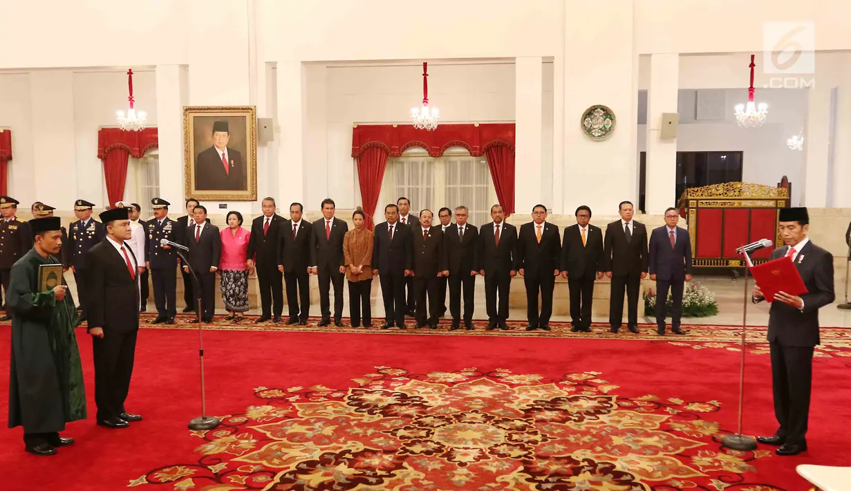 Presiden Joko Widodo (Jokowi) mengambil sumpah jabatan Irjen (Pol) Heru Winarko pada acara pelantikan Kepala BNN di Istana Negara, Kamis (1/3). Heru Winarko menggantikan Komjen Pol Budi Waseso yang memasuki masa pensiun. (Liputan6.com/Angga Yuniar)