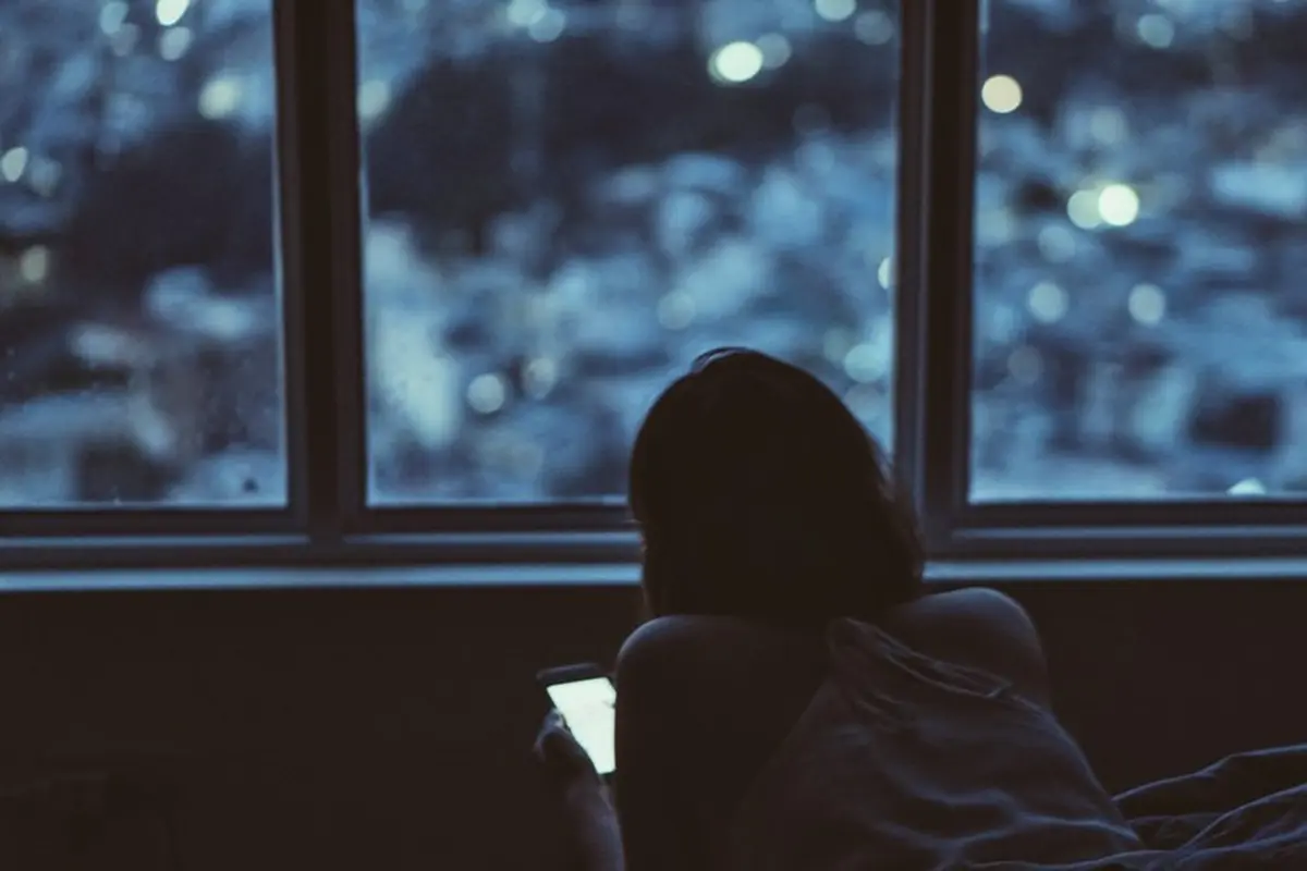 Kepoin Alasan Seseorang Putus sama Pacar dari Status Medsosnya