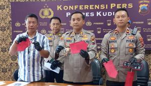 Barang bukti perhiasan hasil kejahatan ditunjukkan polisi. (Liputan6.com/ Arief Pramono)