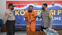 Aparat Polres Kebumen menangkap tersangka pembunuh Pak RT yang buron enam tahun di warung kopi. (Foto: Liputan6.com/Polres Kebumen)