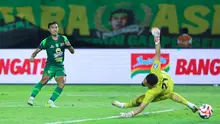 Pemain Persebaya Surabaya, Riyan Ardiansyah, mencetak gol ke gawang Madura United pada lanjutan BRI Super League 2025/2026 di Stadion Gelora Bung Tomo Jumat (17/4/2026). (Bola.com/M Iqbal Ichsan)