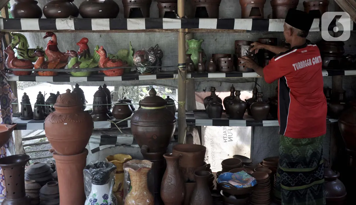 Warga saat menata produk kerajinan gerabah di Dusun Klipoh, Desa Karanganyar, Kecamatan Borobudur, Kabupaten Magelang, Jawa Tengah, pada 17 Mei 2022. Sampai saat ini, gerabah Klipoh masih bertahan, meski hanya generasi tua yang bersemangat untuk meneruskannya. (merdeka.com/Iqbal S Nugroho)