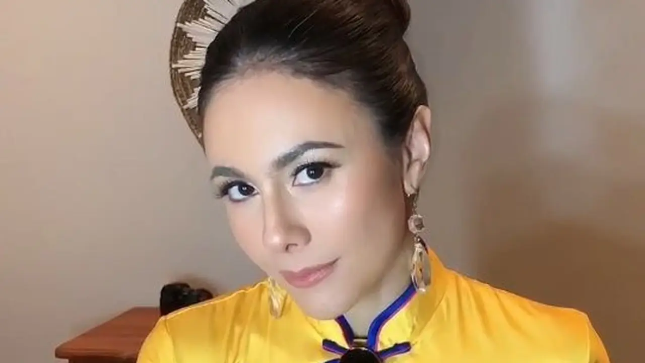 7 Potret Menawan Wulan Guritno Pakai Cheongsam, Tampil Makin Memesona