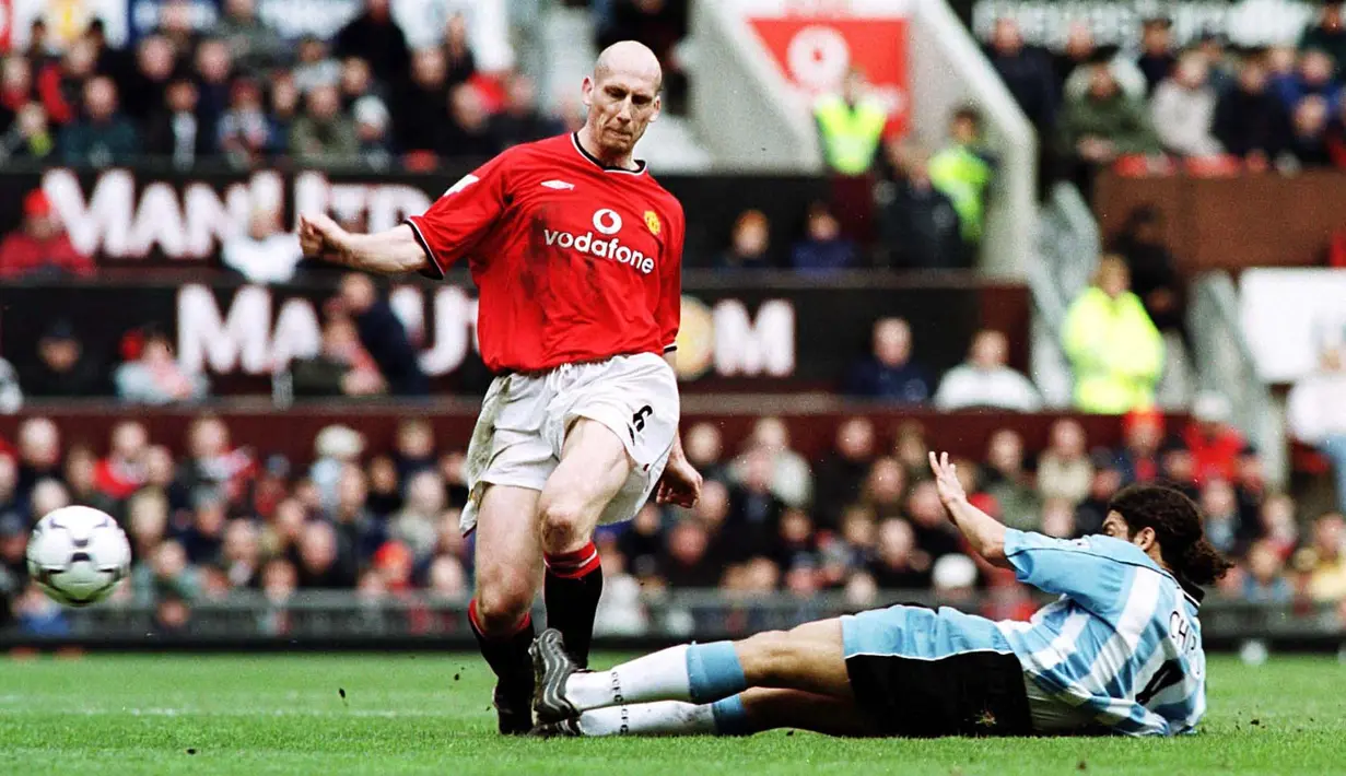 Jaap Stam tak luput dari kemarahan Sir alex Ferguson usai dirinya menerbitkan buku otobiografi yang isinya menjelek-jelekkan Fergie. Fergie diberitakan sempat adu mulut dengan Stam sebelum memutuskan menjualnya. (Foto: AFP/Robin Parker)
