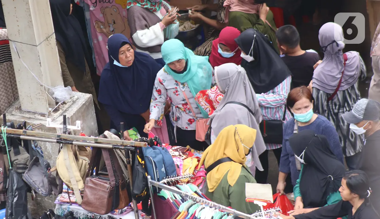 Pengunjung memilih pakaian di kawasan Tanah Abang, Jakarta, Senin (28/2/2022). Menteri Kesehatan (Menkes) Budi Gunadi Sadikin mengatakan pemerintah tengah menyusun strategi untuk mengubah status pandemi Covid-19 menjadi endemi. (Liputan6.com/Angga Yuniar)