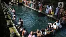 <p>Wisatawan antri membersihkan diri (melukat) di Pura Tirta Empul, Desa Tampaksiring, Gianyar, Bali, jumat (6/5/20222). Dalam sehari, lebih dari 2.000 wisatawan berkunjung ke obyek wisata spiritual i yang menjadi salah satu primadona di Pulau Bali ini. (merdeka.com/Arie Basuki)</p>