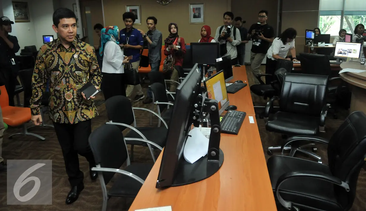 MenPANRB Yuddy Chrisnandi saat melakukan sidak di Pertanahan Jakarta Timur, Senin (11/7). Menpan RB juga melakukan sidak ke tempat-tempat pelayanan publik. (Liputan6.com/Johan Tallo)