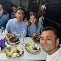 Sementara itu, Gibran tampil dengan jaket ber hoodie warna biru yang serasi dengan Selvi. [@raffinagita1717]