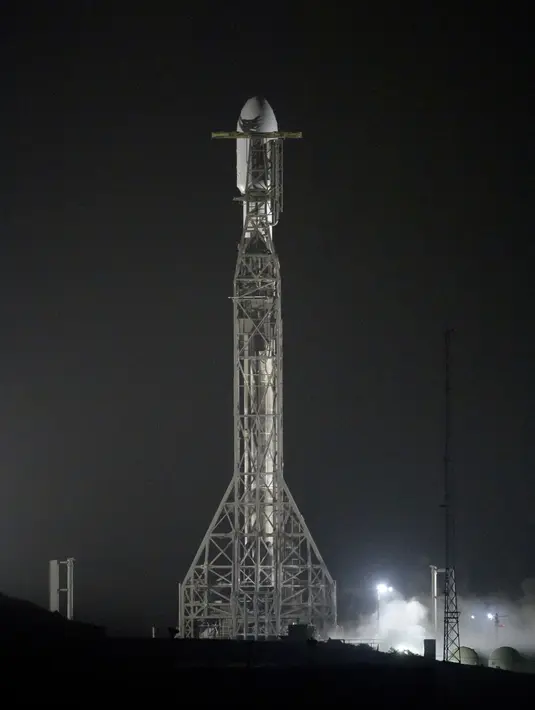 Roket SpaceX Falcon 9 dengan pesawat ruang angkasa Double Asteroid Redirection Test (DART) siap diluncurkan dari Space Launch Complex 4E, Vandenberg Space Force Base, California, AS, 23 November 2021. DART akan menuju asteroid yang dikenal sebagai Didymos. (Bill Ingalls/NASA via AP)