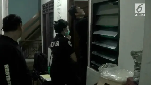 Sesosok mayat wanita ditemukan di dalam kamar indekos di daerah Kuningan, Jakarta.