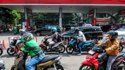 Hal ini berlaku untuk BBM di Stasiun Pengisian Bahan Bakar Umum (SPBU) milik PT Pertamina (Persero) per Rabu 1 April 2026. Tampak dalam foto, para pengendara sepeda motor mengantre untuk mengisi bahan bakar sepeda motor mereka di sebuah Stasiun Pengisian Bahan Bakar Umum (SPBU), Jakarta pada Rabu 1 April 2026. (BAY ISMOYO/AFP)