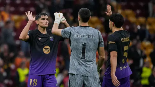Pemain Barcelona Gerard Martin, kiper Joan Garcia, dan Pau Cubarsi