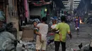 Warga melakukan aktivitas didekat tempat huniannya di kolong jembatan Penjagalan, Penjaringan, Jakarta, Kamis (13/8/2015). Mahalnya biaya hidup dan sewa layak di Jakarta membuat mereka terpaksa tinggal di kolong jembatan. (Liputan6.com/Johan Tallo)