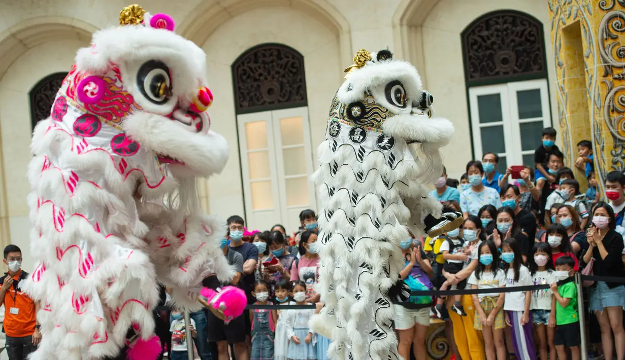 Anak-anak tampil dalam upacara kelulusan program pelatihan tari barongsai di Makau, 12 September 2020. Selama musim panas, 40 anak menyelesaikan program pelatihan tari barongsai, seni pertunjukan tradisional China yang sering dipentaskan untuk hiburan di acara-acara perayaan. (Xinhua/Cheong Kam Ka)
