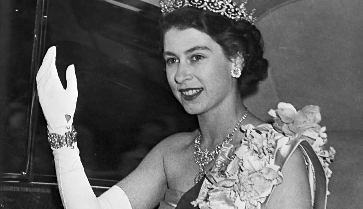 Dalam file foto ini diambil pada 7 Juni 1951 Putri Elizabeth dari Inggris Raya, calon Ratu, melambai kepada orang-orang sambil mengenakan mahkota berlian. Ratu Elizabeth II, raja terlama dalam sejarah Inggris dan ikon yang langsung dikenal oleh miliaran orang di seluruh dunia, telah meninggal pada usia 96, Istana Buckingham mengatakan pada 8 September 2022. (AFP Photo)