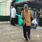 Warga berjalan usai pembagian daging kurban di sekitar Masjid Al Azhar, Jakarta, Jumat (1/9). Masjid Al Azhar Jakarta memotong dan mendistribusikan ratusan hewan kurban pada Hari Raya Idul Adha 1438 H. (Liputan6.com/Helmi Fithriansyah)