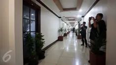 Dua orang reporter memfoto ruang kerja Wakil Ketua DPD RI, Jakarta, Rabu (5/4). Ruangan kerja Wakil Ketua DPD yang sebelumnya ditempati Gusti Kanjeng Ratu (GKR) Hemas dan Farouk Muhammad terkunci. (Liputan6.com/Johan Tallo)