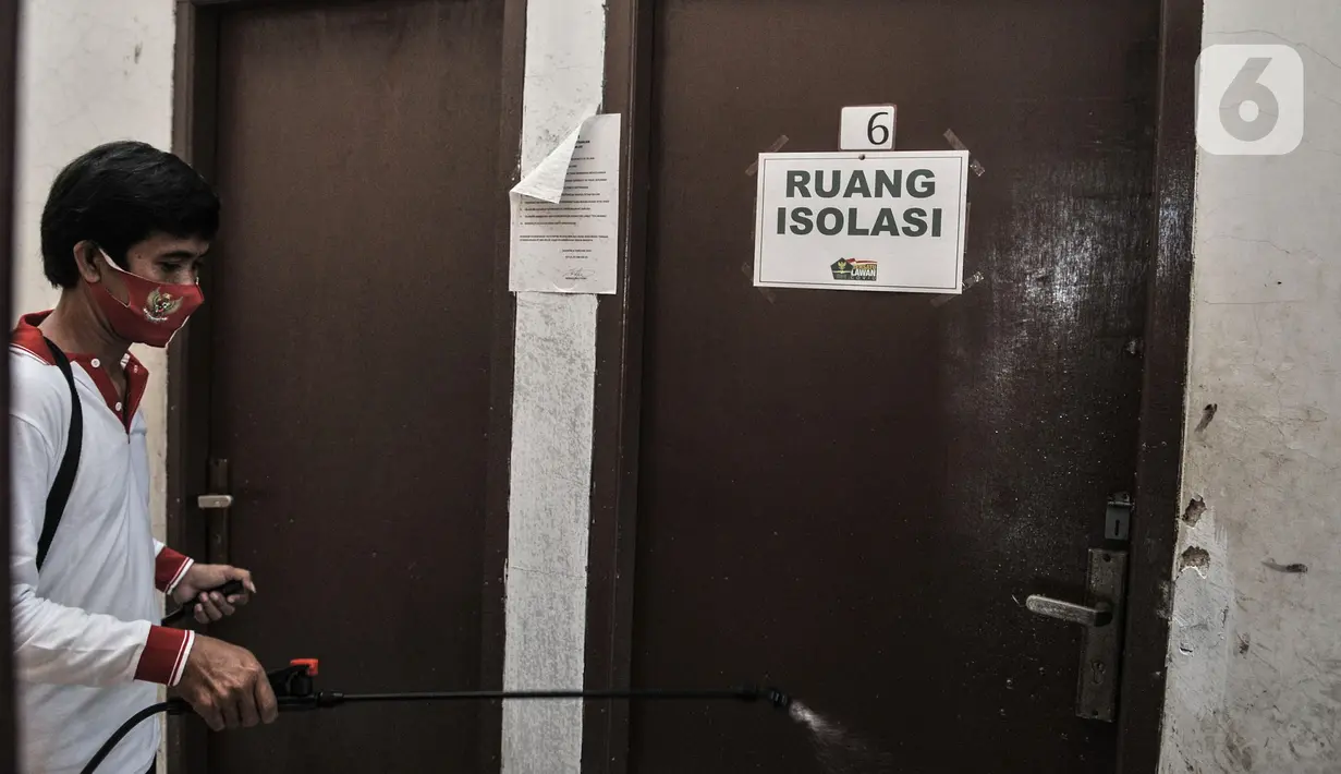 Anggota Lembaga Keswadayaan Masyarakat (LKM) mendisinfeksi kamar isolasi COVID-19 di RW 05 Kelurahan Kuningan Barat, Jakarta, Kamis (27/8/2020). Dari 16 kamar indekos, 4 di antaranya dijadikan sebagai ruang isolasi yang telah disterilisasi. (merdeka.com/Iqbal S. Nugroho)