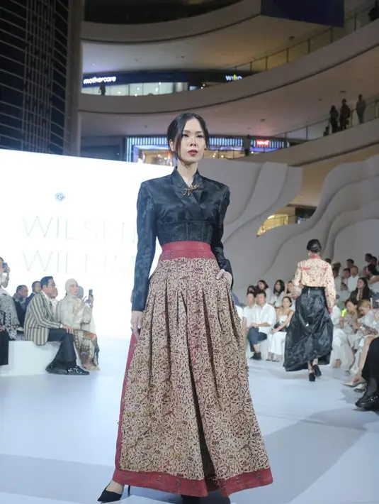 “Tiap sobekan, lubang, ataupun ketidaksempurnaan pada sebuah kain batik itu mengandung banyak cerita. Kain-kain ini telah bermanfaat dan mempercantik pemakainya untuk waktu yang lama, dengan adanya aksen payet dan bordir ini justru menguatkan dan menambah keindahan perjalanan cerita batik lawas tersebut,” tutup Wilsen. [Dok/Fimela/Bambang E. Ros]