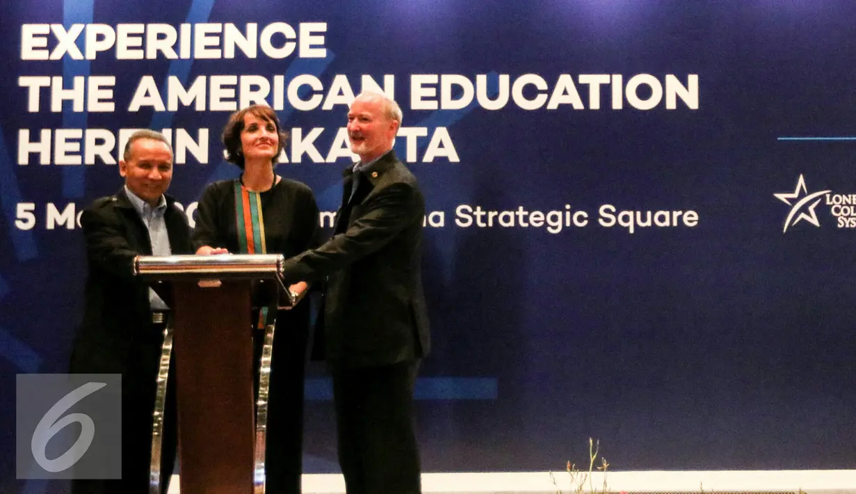 Rektor Sampoerna University, Wahdi Salasi April bersama Istri Dubes Amerika Sofia Blake dan COO Sampoerna School System Marshall E Schott membuka Sampoerna Eduacation Expo 2016 di Gedung Sampoerna Square, Jakarta, Sabtu (5/36). (Liputan6.com/Yoppy Renato)