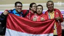 Atlet bowling Indonesia, Elsa Maris dicium sang ibunda usai meraih medali emas cabang tenpin bowling TPB 4 di Jaya Ancol Bowling Center, Jakarta, Selasa (9/10). Elsa Maris menyumbang medali emas keenam untuk Indonesia. (Bola.com/Vitalis Yogi Trisna)