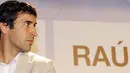 Striker Real Madrid Raul Gonzalez di acara peluncuran bukunya, "Raul, The triumph of values" (Raul, El triunfo de los valores) di Madrid, 1 Juni 2010. AFP PHOTO / DOMINIQUE FAGET