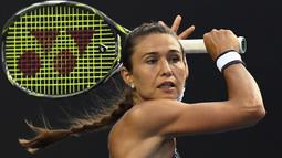 Petenis Rusia, Vitalia Diatchenko, memukul bola saat melawan petenis Amerika Serikat, Danielle Collins, pada laga Australia Open di Melbourne, Selasa (21/1). (AFP/Manan Vatsyayana)