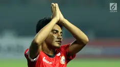 Gelandang Persija, Ambrizal Umanailo mengangkat tangan usai laga melawan Bali United dilanjutan Liga 1 Indonesia di Stadion Patriot Candrabhaga, Bekasi, Minggu (21/5). Laga kedua tim berakhir imbang 0-0. (Liputan6.com/Helmi Fithriansyah)