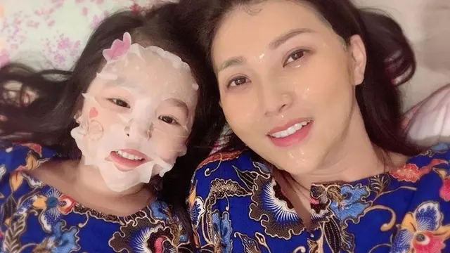 7 Potret Sarwendah Pakai Baju Couple dengan Kedua Putrinya, Kompak Banget