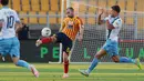 Pemain Lecce, Fabio Lucioni, melepaskan tendangan saat melawan Lazio pada laga Serie A di Stadion del Mare, Selasa (7/7/2020). Lecce menang 2-1 atas Lazio. (Donato Fasano/LaPresse via AP)