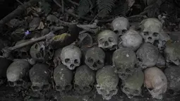 Tengkorak dan tulang-belulang berserakan tampak bertebaran di atas tanah, namun tak sedikit pun bau bangkai tercium. (Liputan6.com/Herman Zakharia)