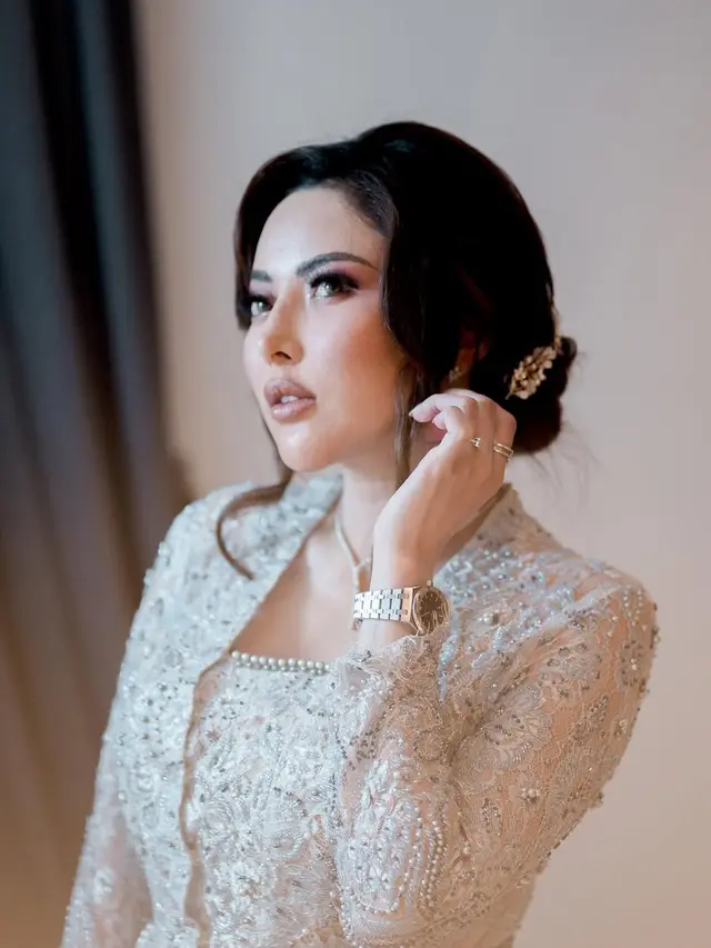 6 Potret Gaya Outfit Brokat Ayu Aulia, Lengkap dengan Perjalanan Spiritualnya