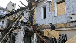 Jumat 24 April 2026 dini hari waktu setempat, sebuah serangan udara Rusia kembali menghantam wilayah permukiman penduduk di Odesa. Tampak dalam foto, warga setempat membersihkan puing-puing rumah mereka yang rusak akibat serangan Rusia di Odesa, Ukraina, Jumat 24 April 2026. (AP Photo/Michael Shtekel)