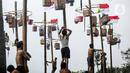 Beberapa peserta mengikuti lomba panjat pohon pinang di Pantai Festival Ancol, Jakarta, Rabu (17/8/2022). Sebanyak 45 pohon pinang siap dipanjat oleh pengunjung di Pantai Festival Ancol  untuk memeriahkan Hari Ulang Tahun (HUT) Ke-77 Republik Indonesia. (Liputan6.com/Faizal Fanani)