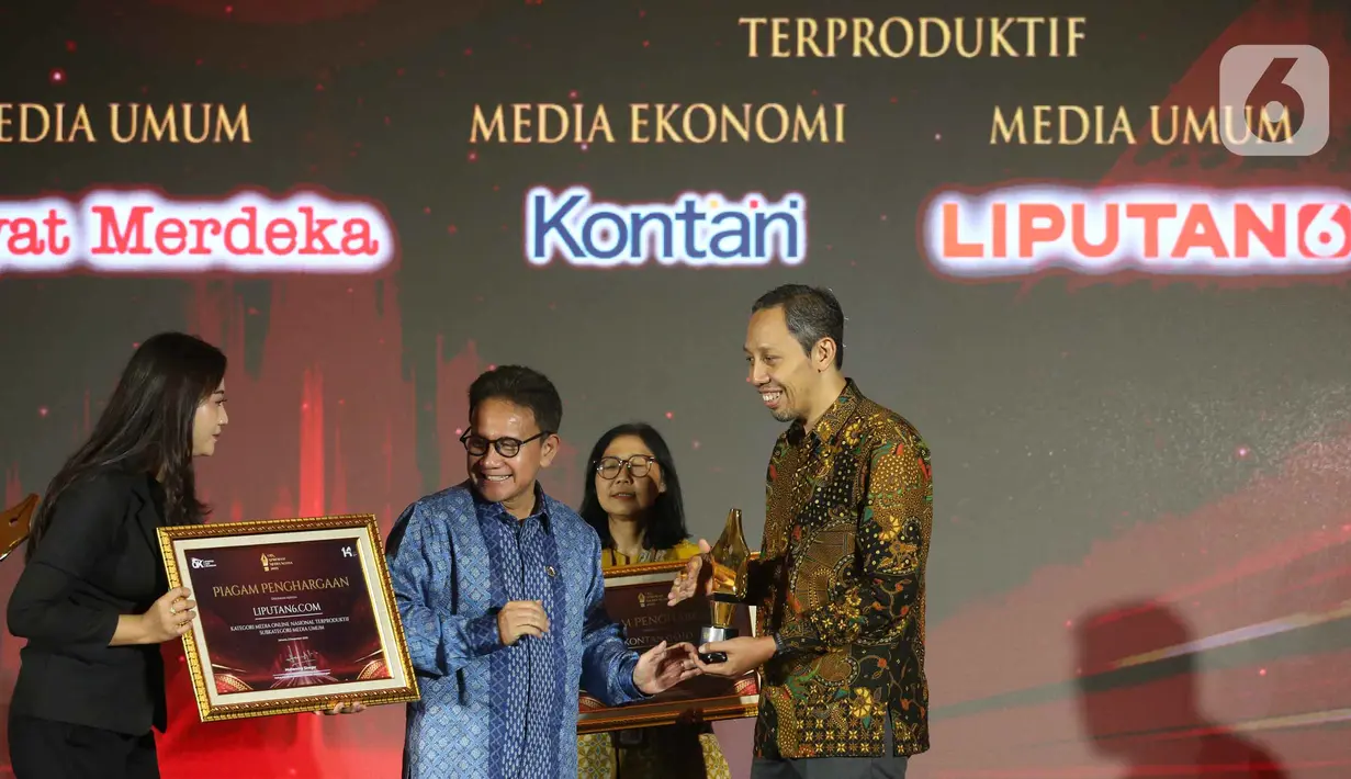 Pemimpin Redaksi Liputan6.com, Titis Widyatmoko (kanan) saat menerima penghargaan dari Otoritas Jasa Keuangan (OJK) untuk Kategori Media Online Terproduktif SubKategori Media Umum pada acara OJK Apresiasi Media Massa, Jakarta, Selasa (2/12/2025). Dalam rangka peringatan Hari Ulang Tahun (HUT) ke-14, Otoritas Jasa Keuangan (OJK) menggelar OJK Apresiasi Media Massa di Balai Kartini, Jakarta, Selasa (2/12/2025). (Liputan6.com/Helmi Fithriansyah)
