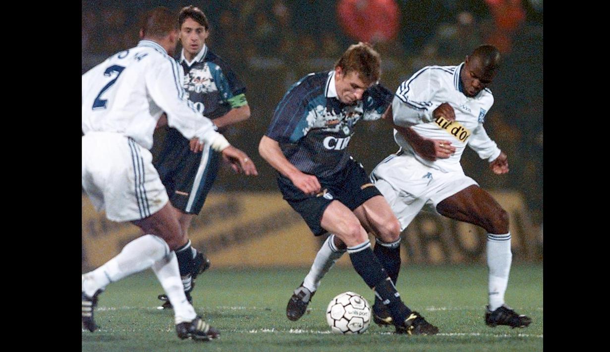 Alen Boksic (tengah) menjadi andalan Lazio setelah diboyong dari Marseile pada 1993. Striker Kroasia itu kemudian hijrah ke Juventus tiga tahun kemudian. (Foto: AFP/Jacques Demarthon)
