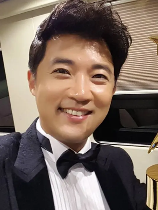 Bermain di serial drama ‘Five Children’ dan digemari banyak penggemarnya, aktor korea selatan Ahn Jae Wook memenangkan nominasi Aktor Serial Drama Terbaik di APAN Star awards 2016. (Instagram/steelajw6796)