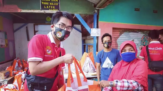 Tama Kangen Band saat terjun melakukan aktifitas sosial (https://www.instagram.com/p/CHjuIoap5wC/)